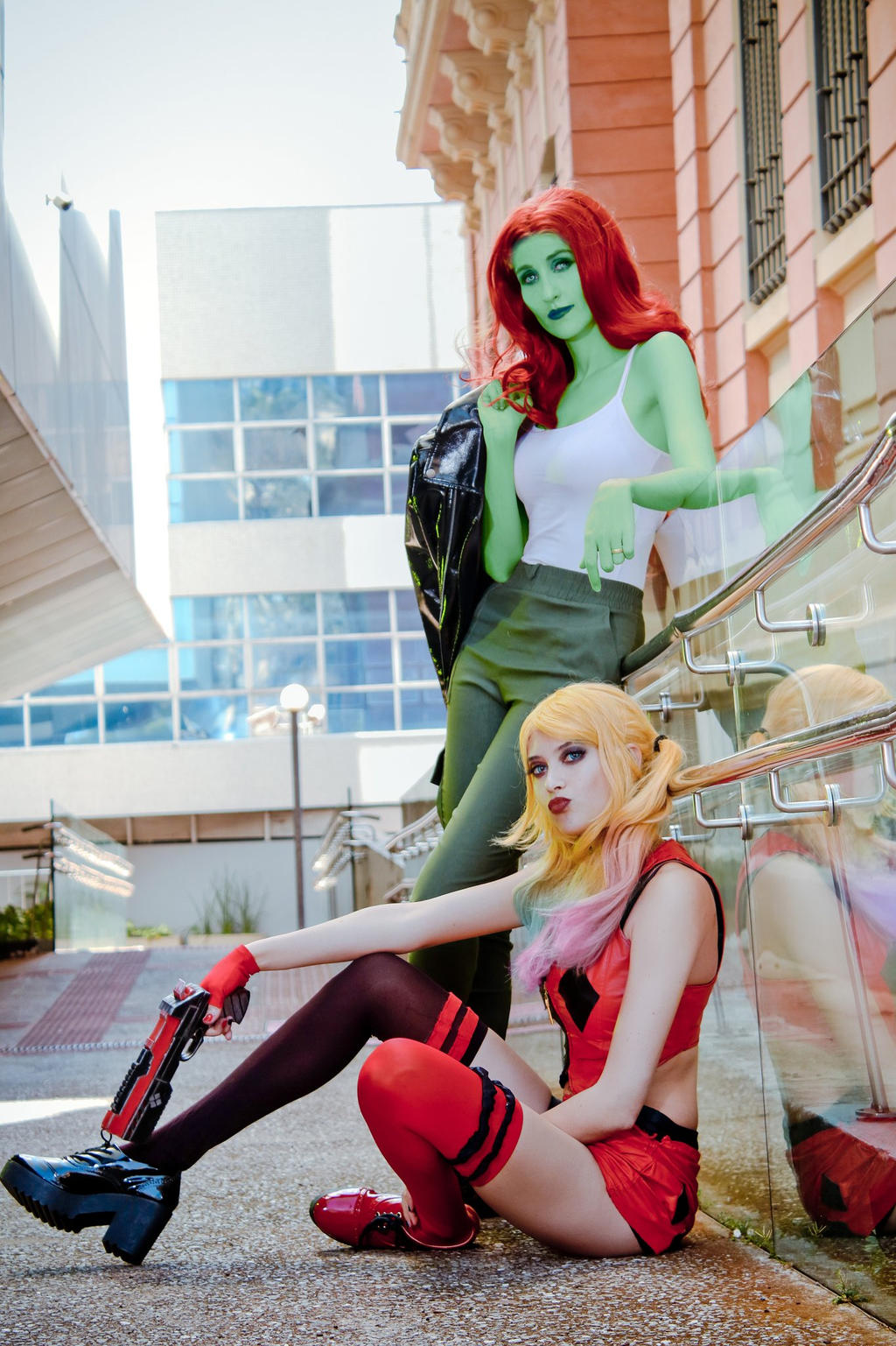 Harley quinn and poison ivy cosplay