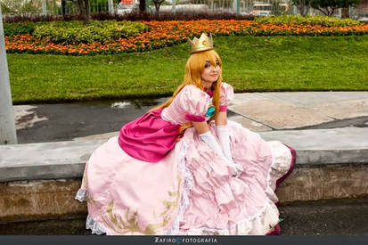 Princess Peach cosplay