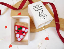 Felt pizza Valentine's Day gift in a matchbox by ReiCreazioni