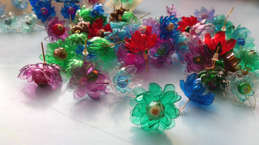 Re-cycled (earrings from PET bottles)