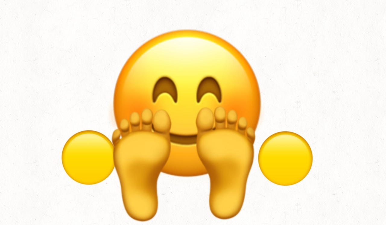 IOS smiley emoji's cute bare feet