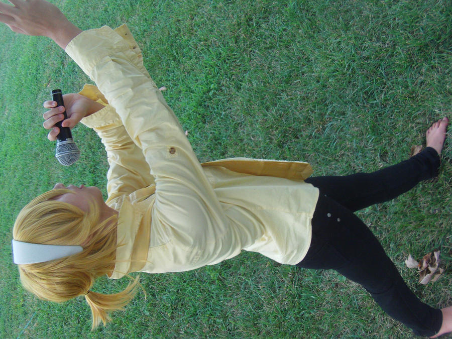 Len Kagamine cosplay performing