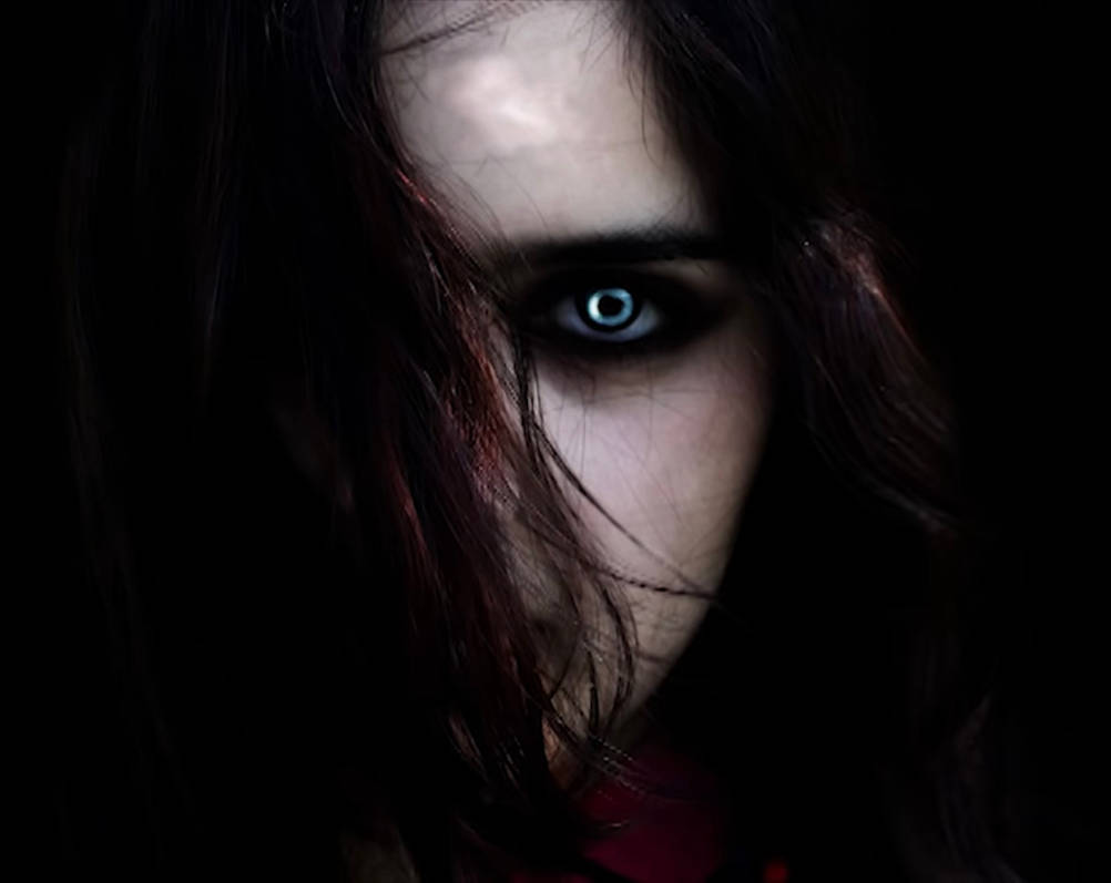 Темно глупый. Девушка с демоническими глазами. Страшный взгляд девушки.