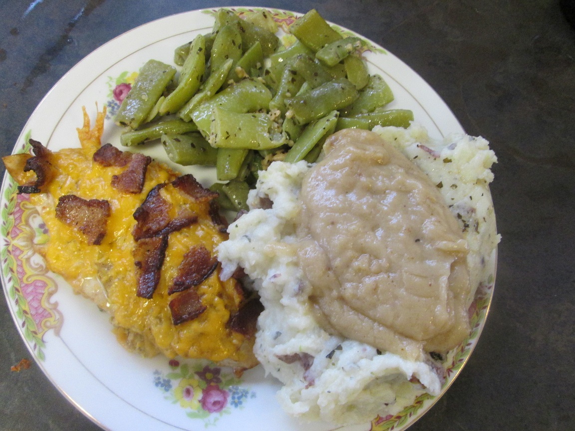 chicken, green beans and mashed potatoes