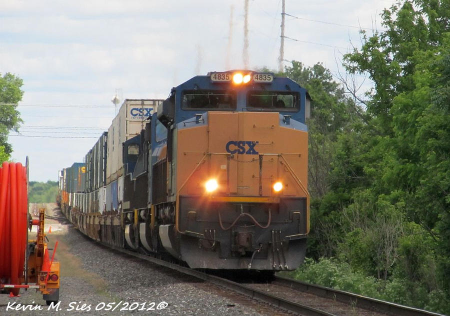 CSXT SD70ACe 4835 leads Q007 09