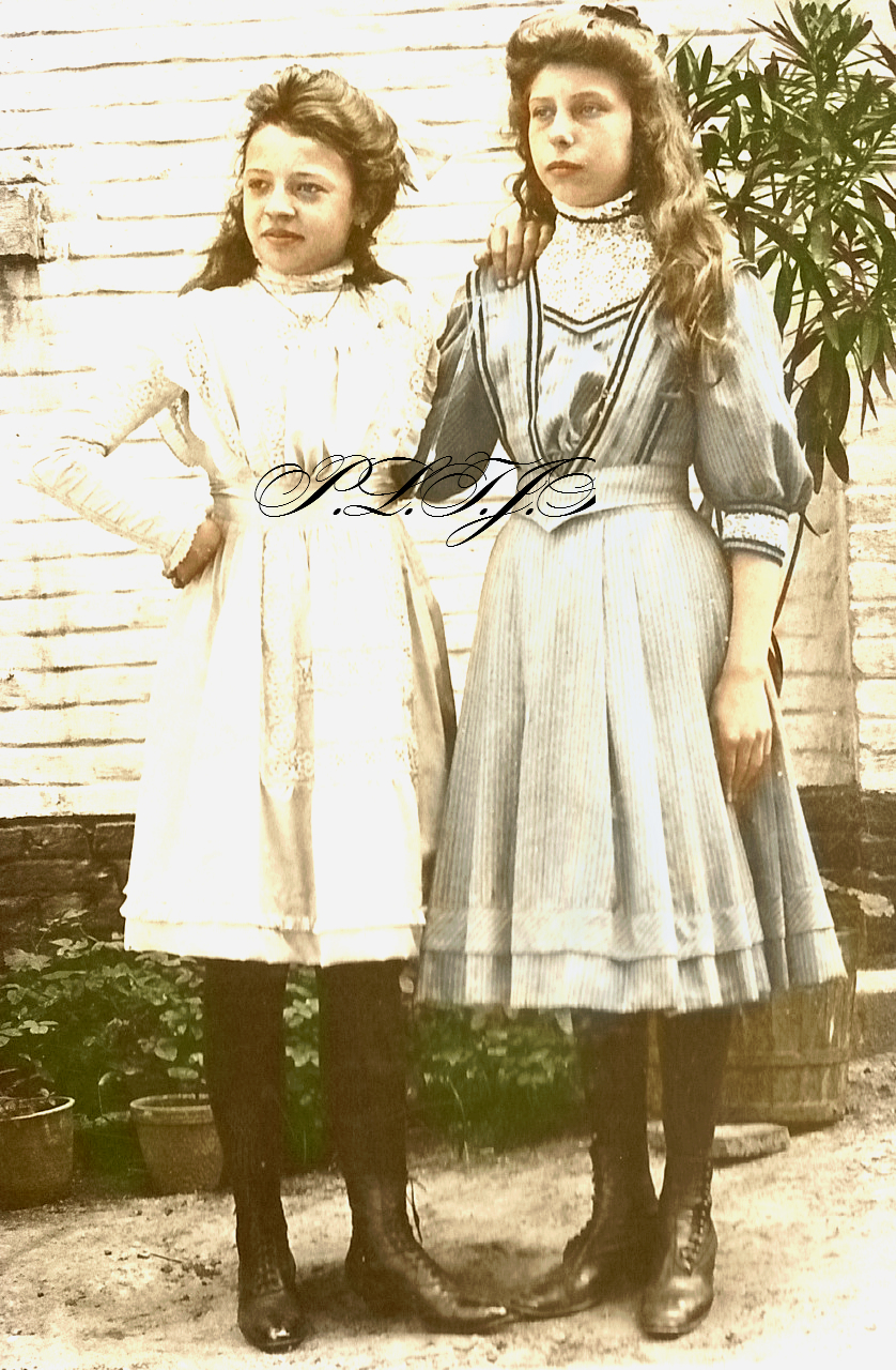 Sisters in 1900