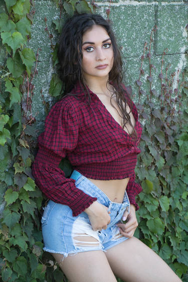 Carla, country girl near a wall with ivy 01