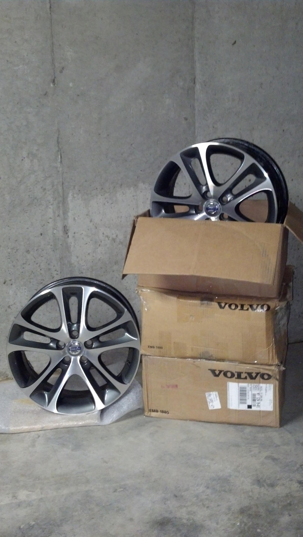 3D backdrop of 18in Volvo Atreus Rims in Boxes