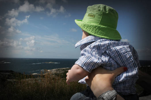 The small baby and the sea