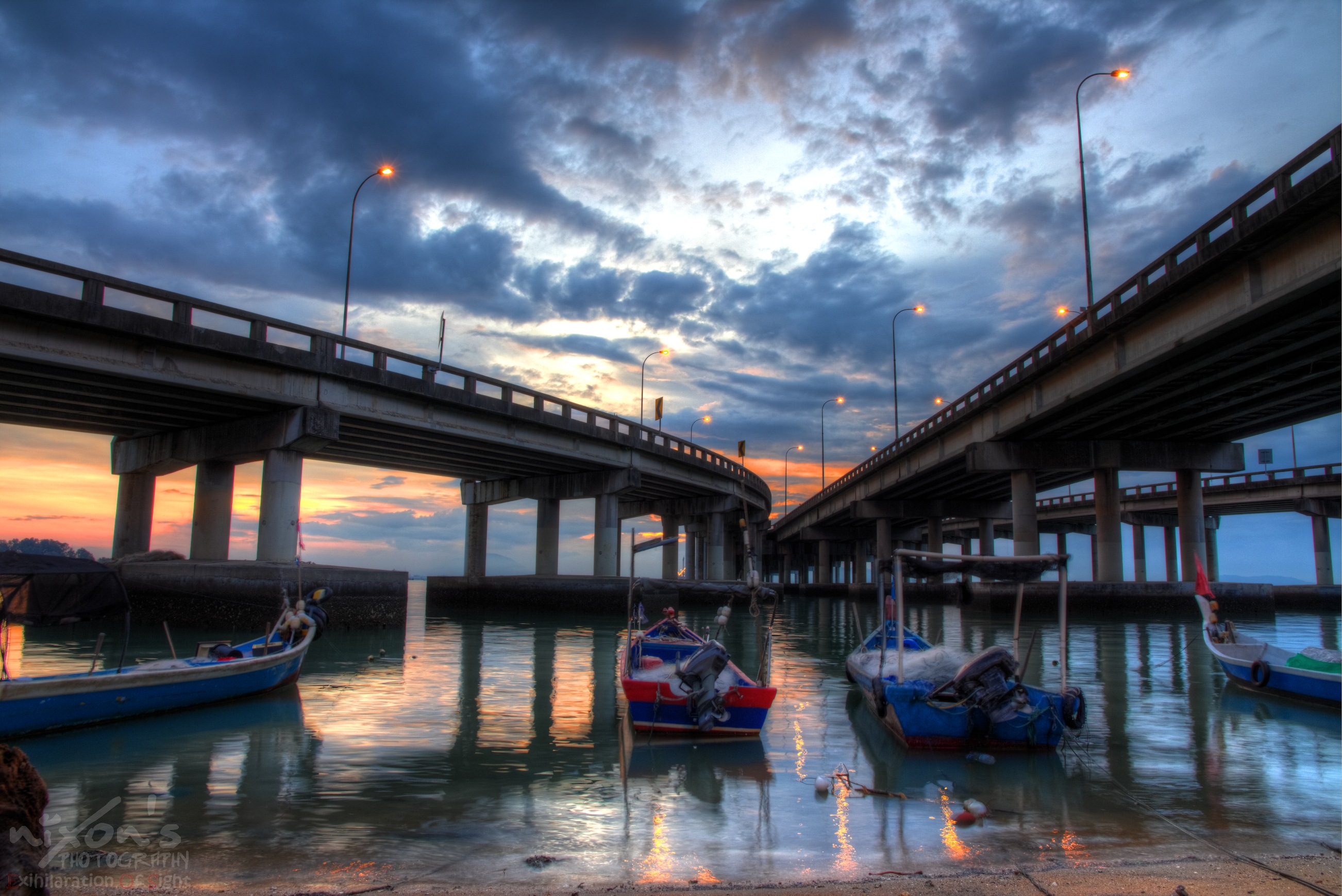 Sunrise of Penang bridge - The fishing boats 4