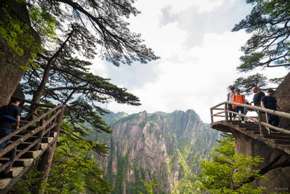 surprising China - climbing on the mountain