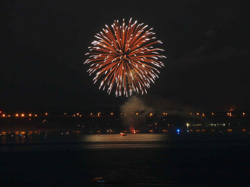 Fireworks at Newburgh 3 by TheMightyQuinn on DeviantArt