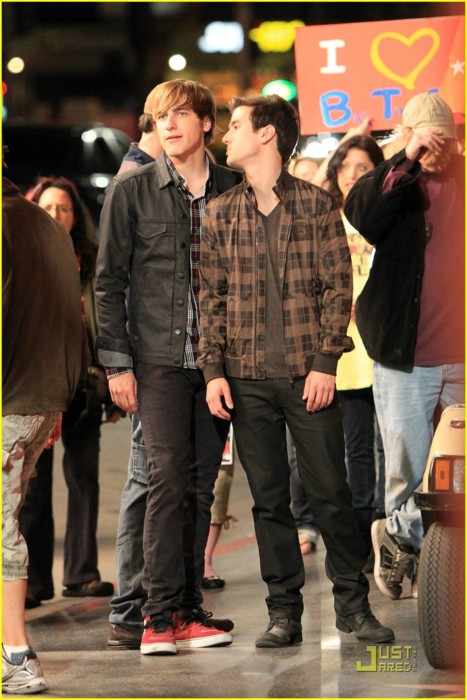 Logan totally wants Kendall