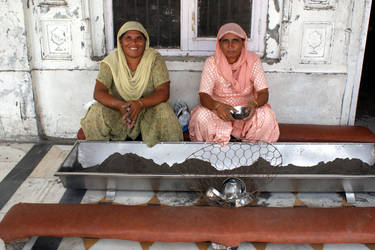 Dish cleaning in the Temple