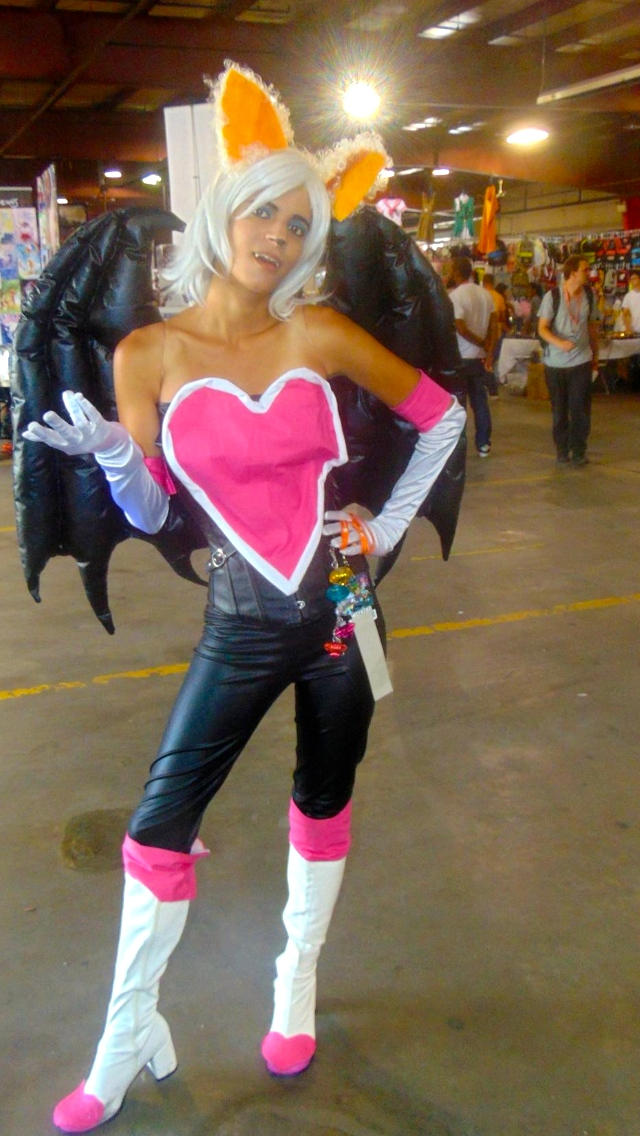 rouge the bat cosplayJ1con by carblecca on DeviantArt