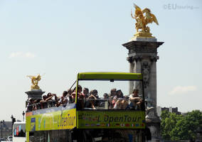 l'OpenTour passing golden statues