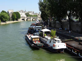 Houseboats leading towards Pont Neuf