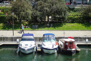 People at Port de l'Arsenal