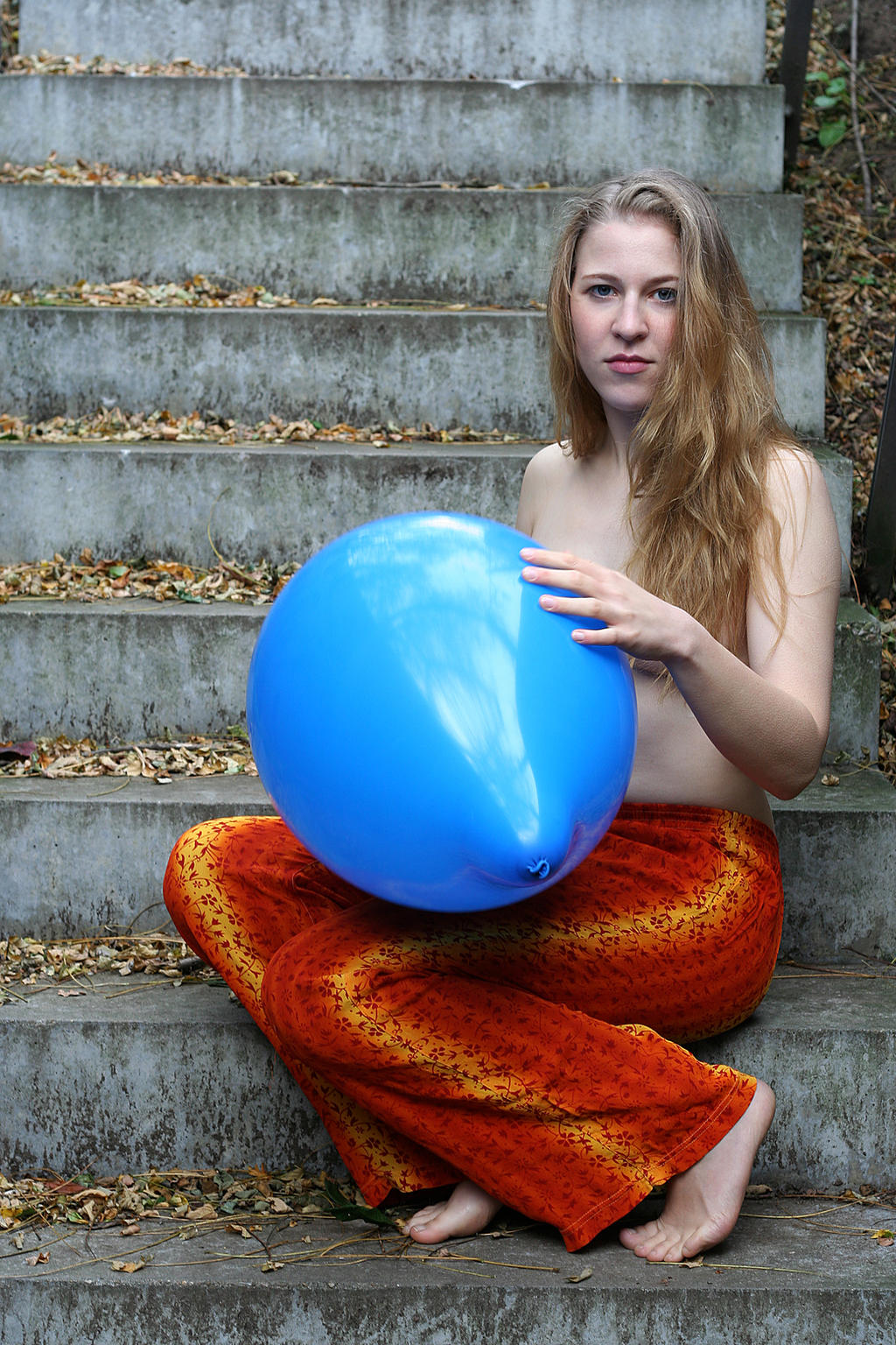 Auf der Treppe mit Ballon