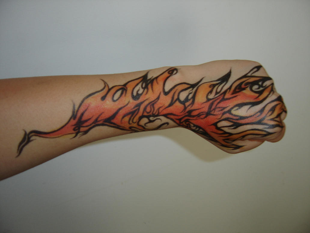 Тату огонь на кисти