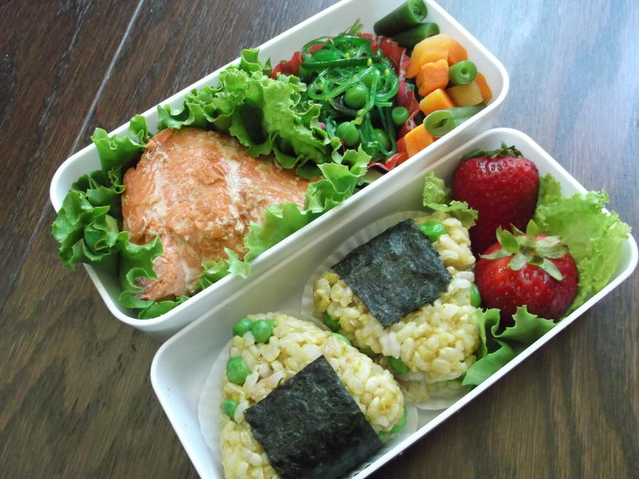 salmon and onigiri bento