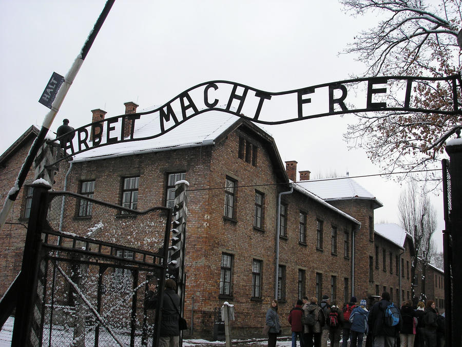 Arbeit macht frei, portique d'entrée à Auschwitz