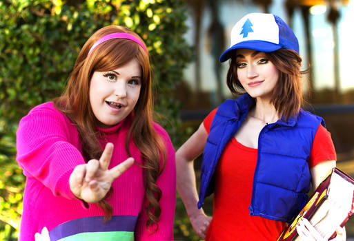 The Pines Sisters: Gravity Falls Cosplay