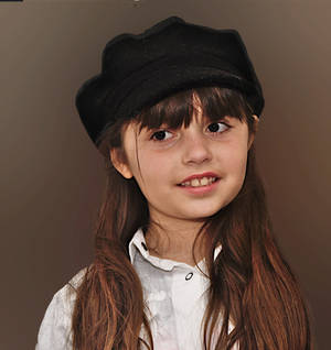 Nina con gorra
