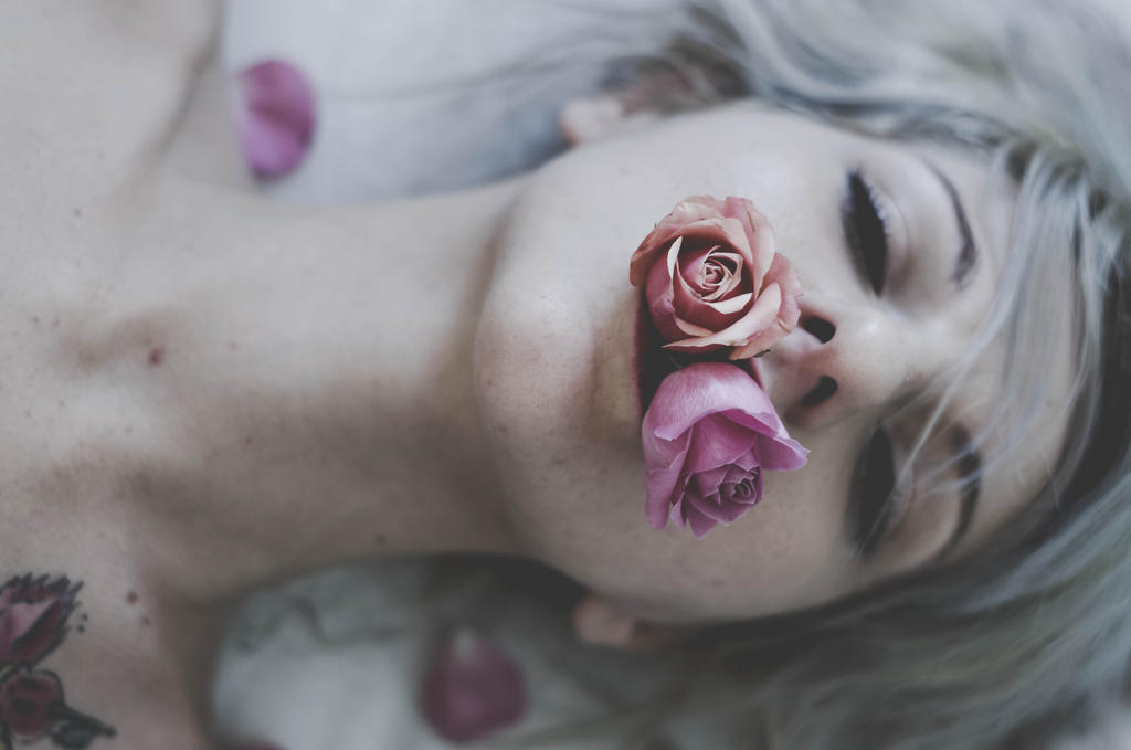 Молчание цветы. Цветок во рту. Девушка с цветком во рту. Девушка с розой во рту.
