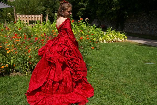 mina red dress Mina Harker's red dress from "Bram Stoker's Dracula" (1992), created by Eiko Ishioka On my "it's just a red dress" post, I had multiple inquiries as to where this dress was