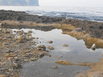 Lago entre rocas