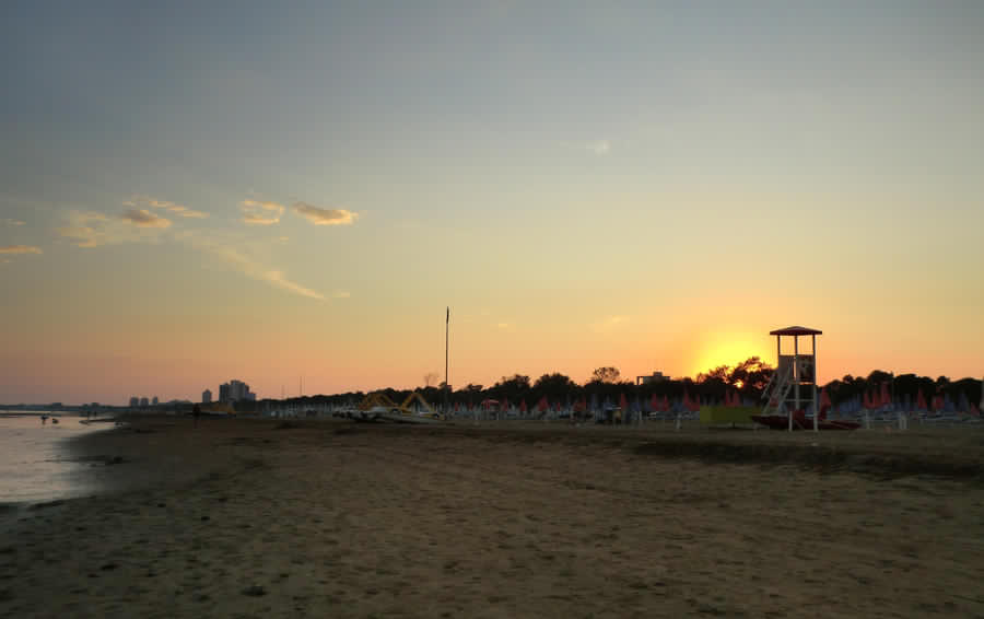 La Spiaggia di Lignano Sabbiadoro 001 by gabberone on DeviantArt La Spiaggia di Lignano Sabbiadoro 001 by gabberone on DeviantArt