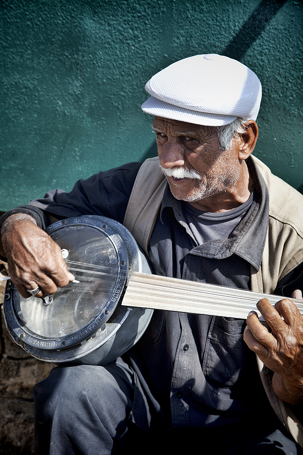 Old man with banjo