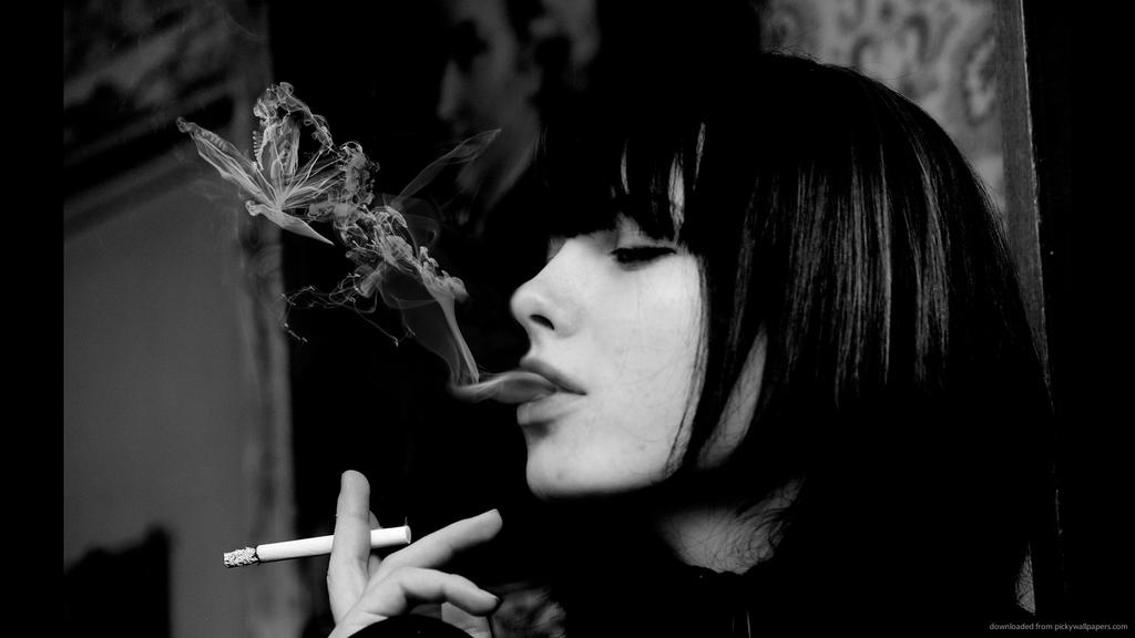 Хочешь курить кури слушать. Девушка курит. Девушка с сигарой. Картинка девушка с сигаретой.