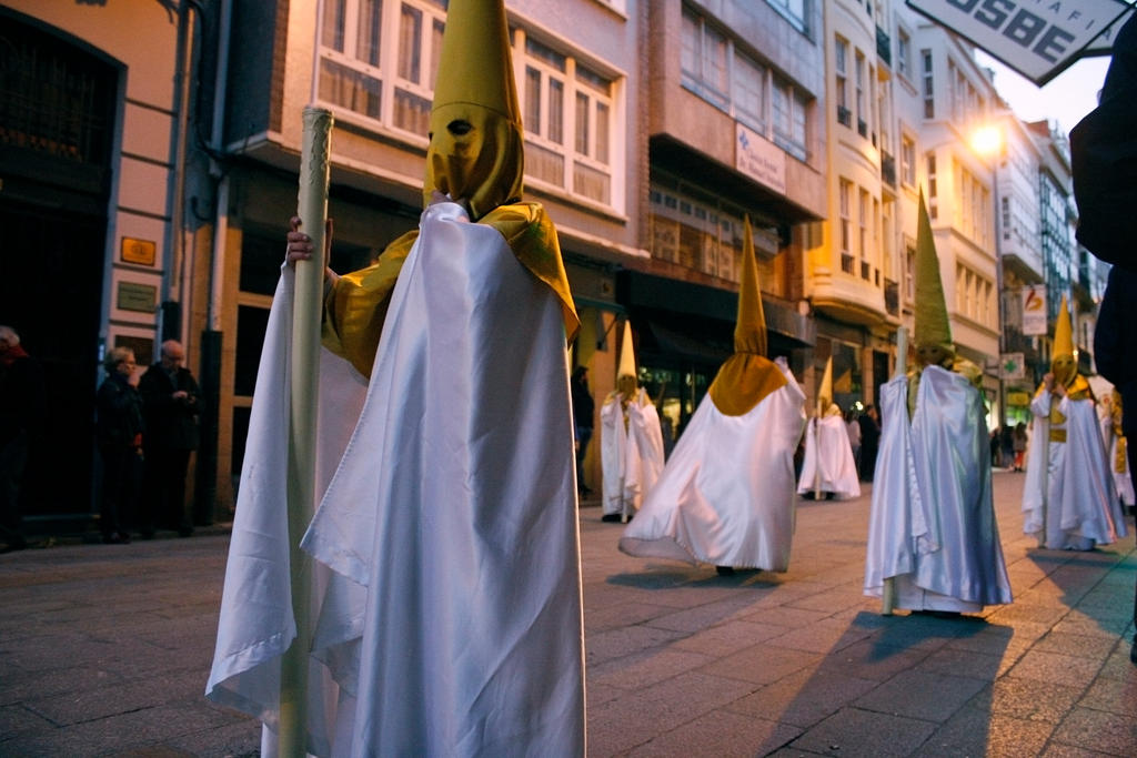 Procesion de la Merced, capirotes amarillos