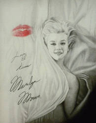 Marilyn Kiss or Mini Marilyn