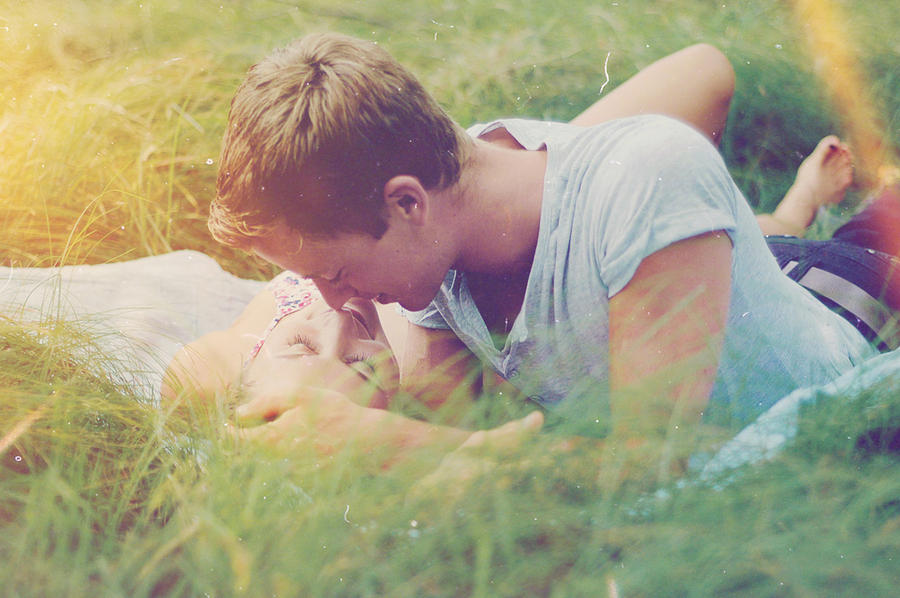 Summer kiss. Поцелуй на траве. Влюбленные на природе. Парень и девушка на природе. Фотосессия пары на природе.