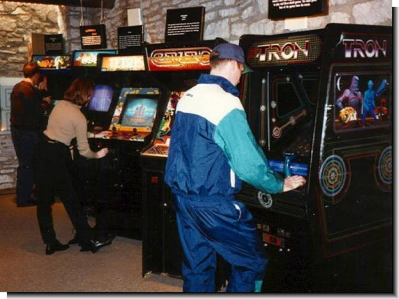 Игровые автоматы 90 е. Игровые автоматы 90х. Игровые аппараты 90 х годов. Аркадные автоматы 90-х. Игровые аппараты 80-90 годов.