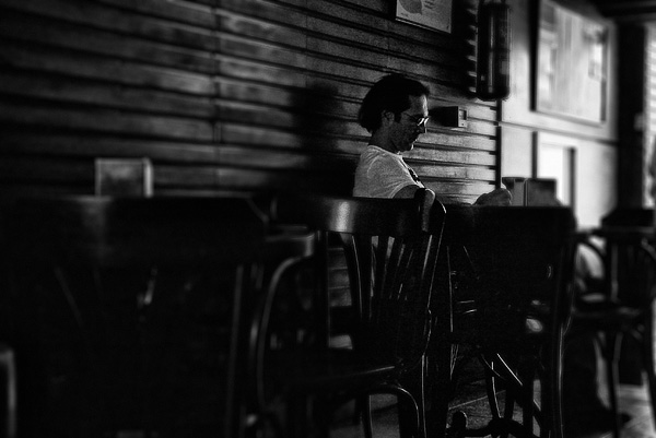 Solitude dans le cafe