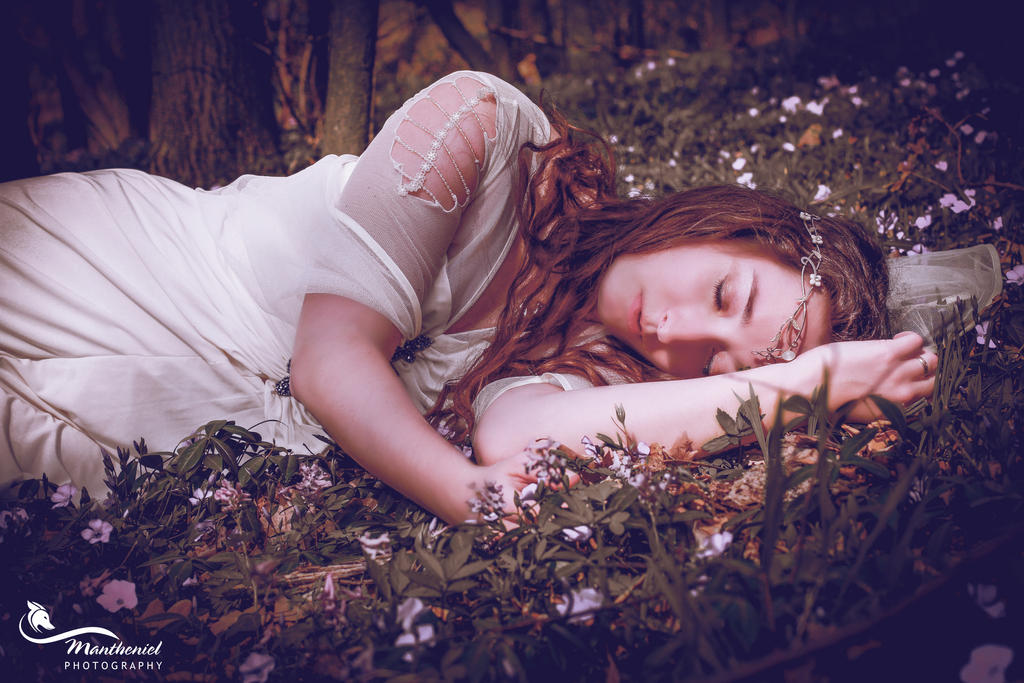 К чему снится красивый человек. Сон на природе. Летаргический сон девушка. Длинные волосы у девушек во сне. Летаргический сон картинки.