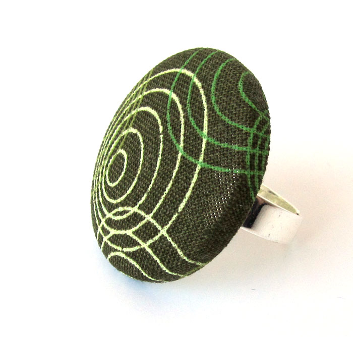 Large dark green ring - bright big circles olive