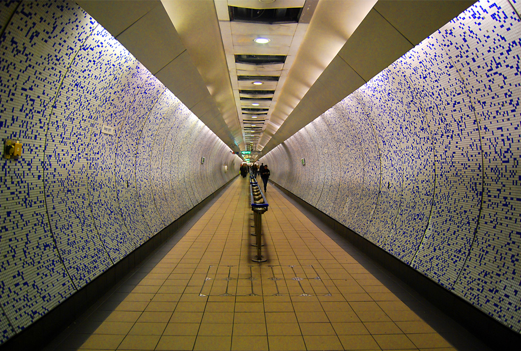 LONDON UNDERGROUND CORRIDOR