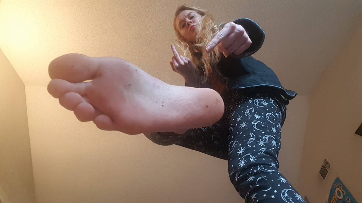 Foot stomping. Солес Феет 18 +. Грязные женские ступни. Футфетиш грязные ступни.