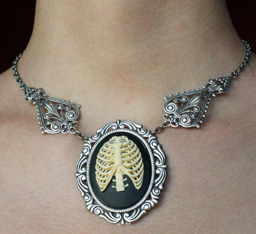 Anatomical ribs cameo necklace