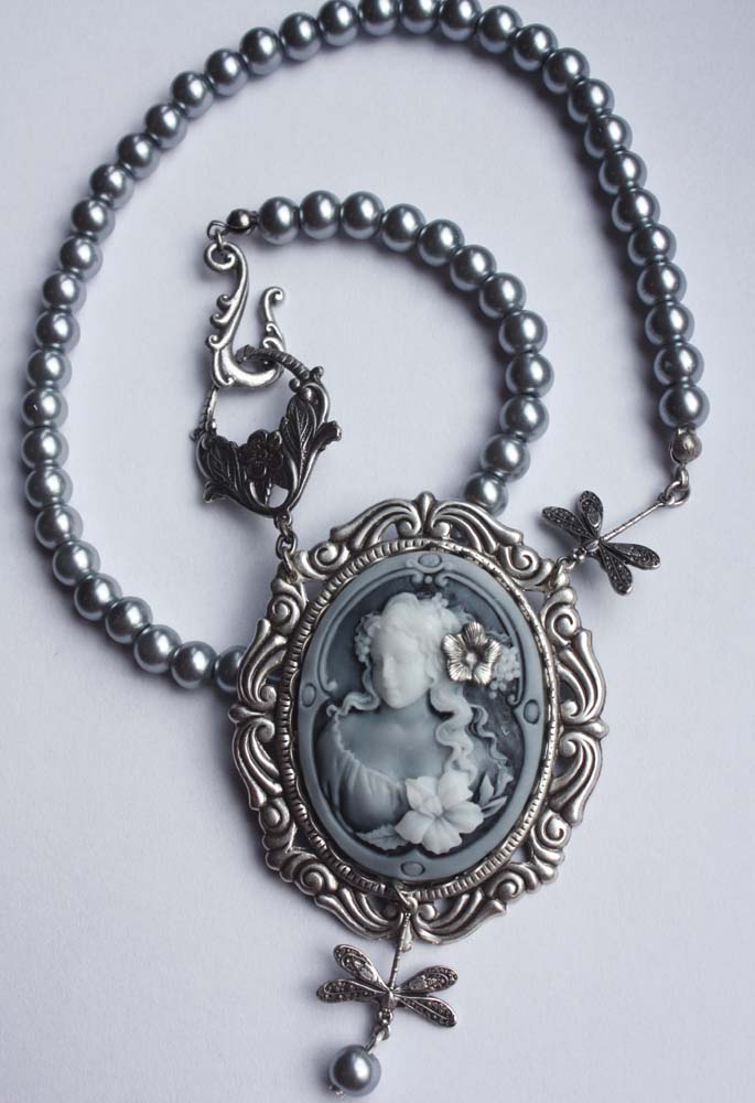 Gray cameo pearl necklace