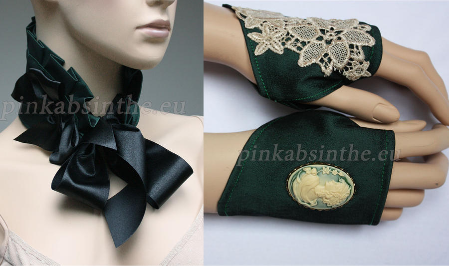 Emerald set of collar and mittens