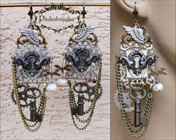 Keyhole winged earrings