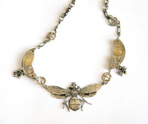 Bee Queen's Necklace - Detail