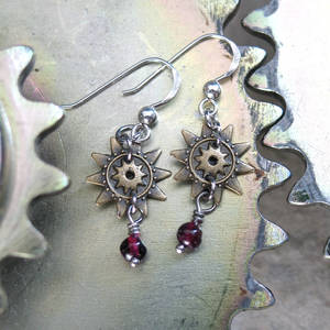 Star-gear Earrings with Garnet