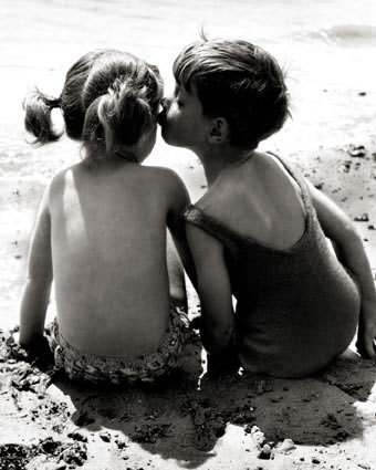 kids_kissing_